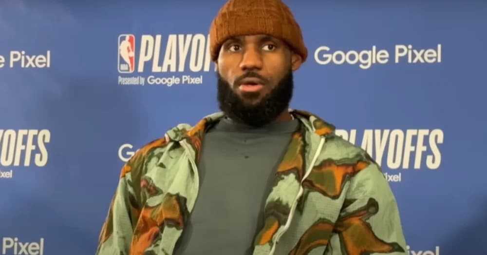 LeBron James Sparks Controversy with Referee Confrontation and Replay Center Criticism After Lakers’ Heartbreaking Loss!